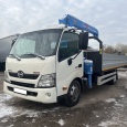 Бортовой грузовик Hino 300 (Dutro) с КМУ Tadano. 2013 года выпуска