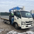 Бортовой грузовик Hino 300 (Dutro) с КМУ Tadano. 2013 года выпуска