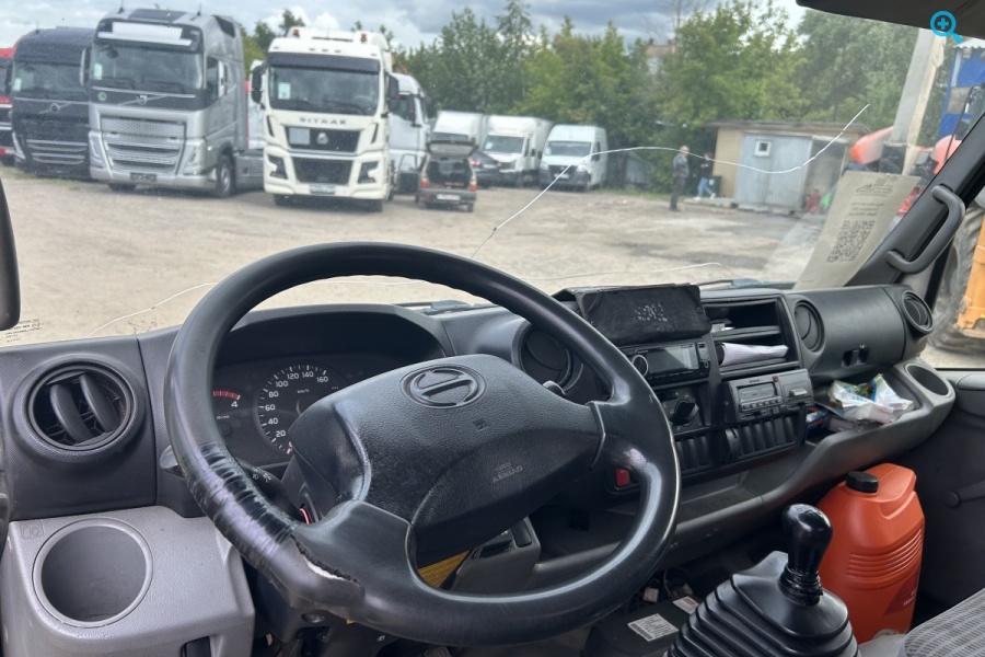 Бортовой (фургон) HINO 300 (27759A). 