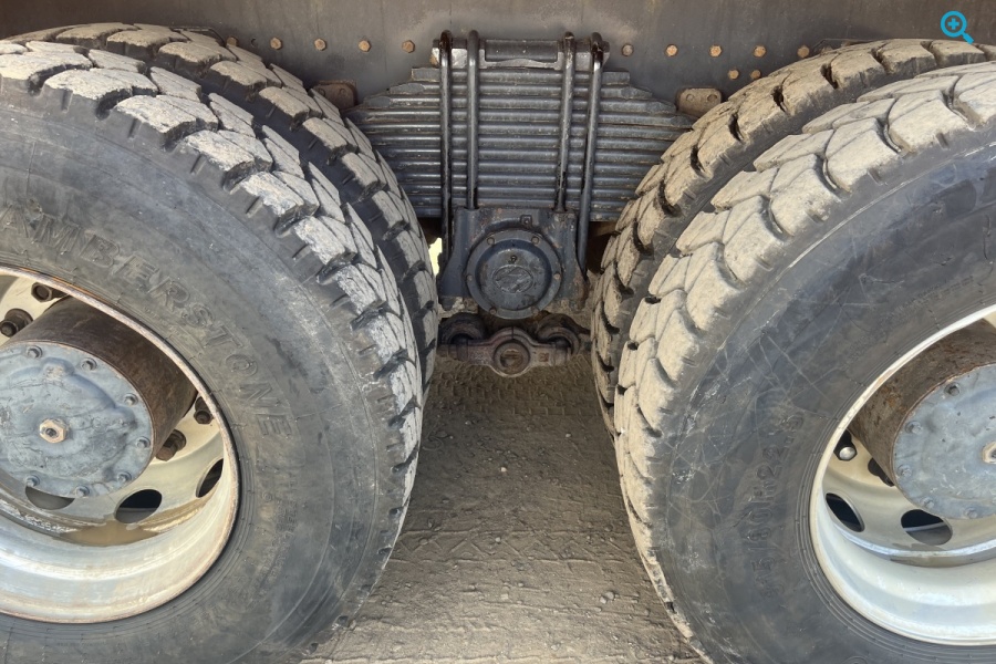 Самосвал HONGYAN 908 с колёсной формулой 8х4