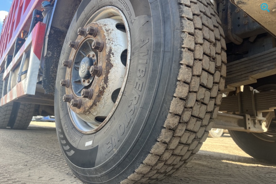 Самосвал HONGYAN 908 с колёсной формулой 8х4