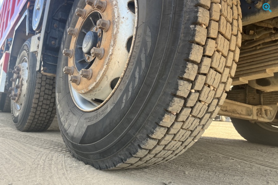 Самосвал HONGYAN 908 с колёсной формулой 8х4