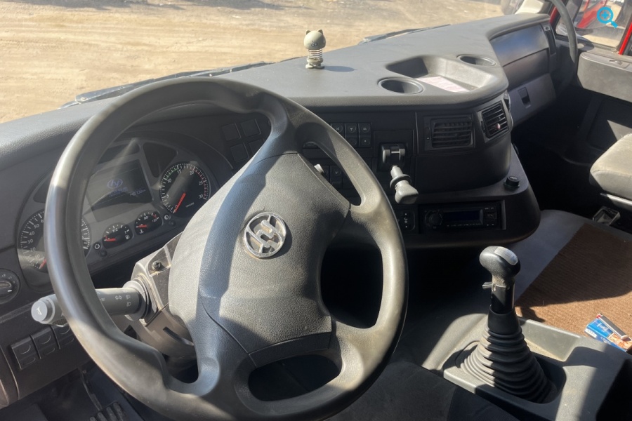 Самосвал HONGYAN 908 с колёсной формулой 8х4