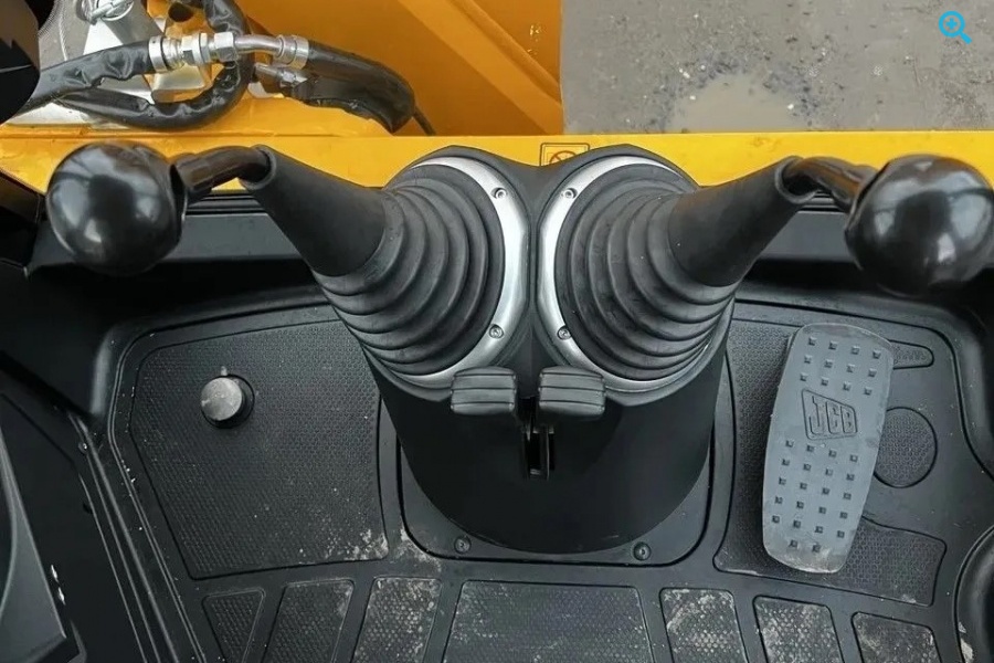 JCB 4СХ ECO на рычагах