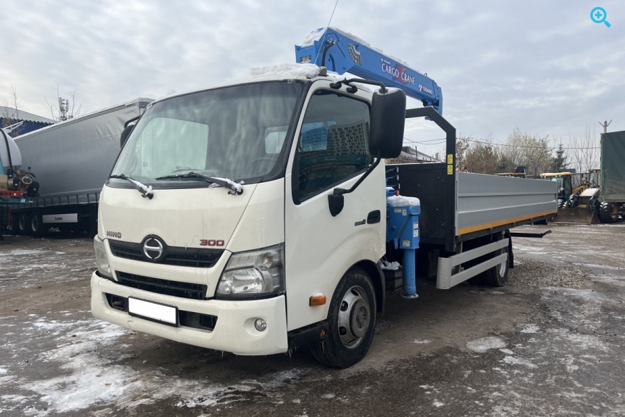 Бортовой грузовик Hino 300 (Dutro) с КМУ Tadano. 2013 года выпуска