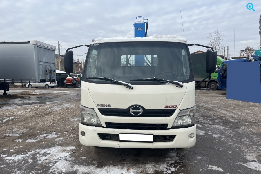 Бортовой грузовик Hino 300 (Dutro) с КМУ Tadano. 2013 года выпуска