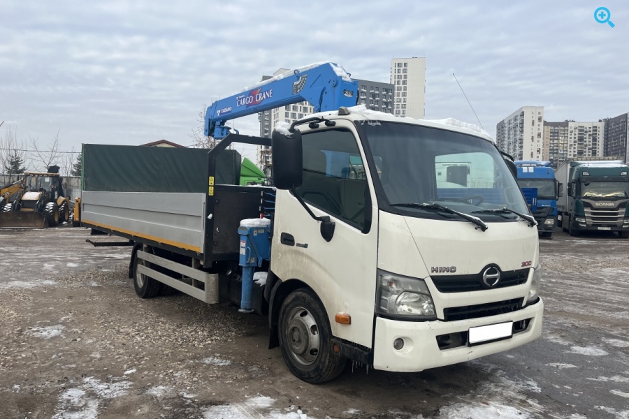 Бортовой грузовик Hino 300 (Dutro) с КМУ Tadano. 2013 года выпуска