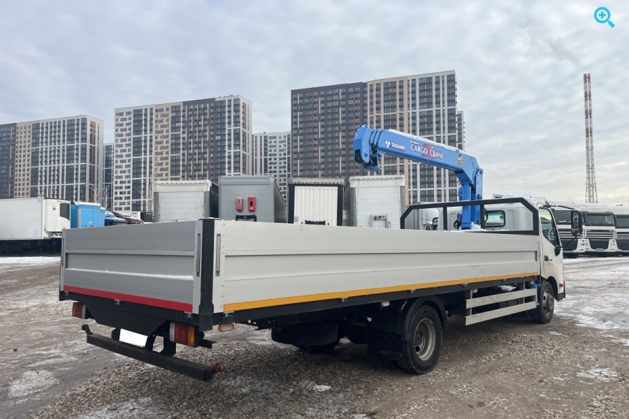 Бортовой грузовик Hino 300 (Dutro) с КМУ Tadano. 2013 года выпуска