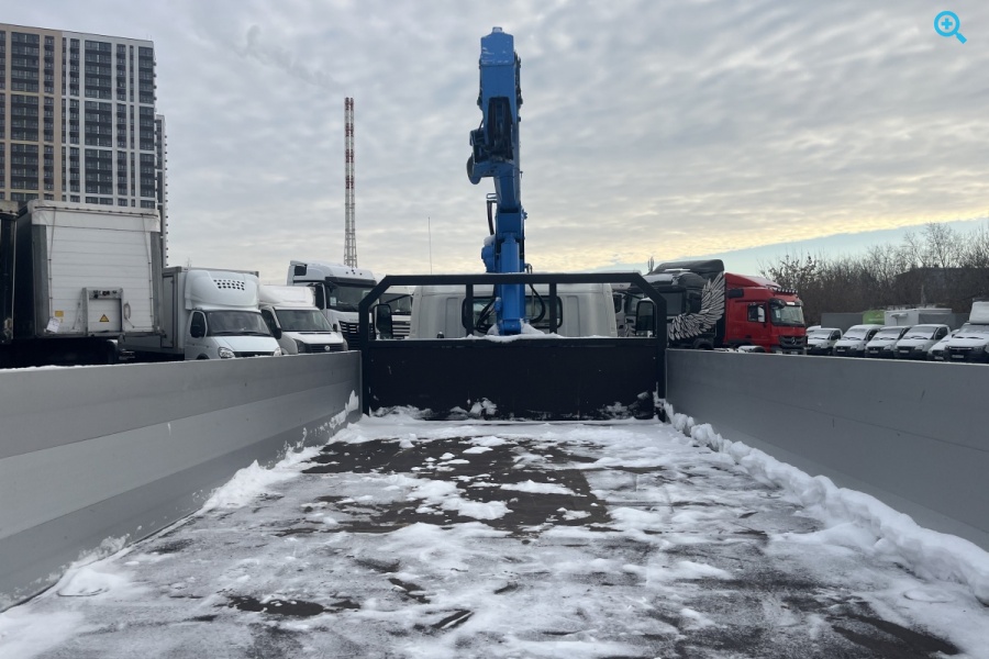 Бортовой грузовик Hino 300 (Dutro) с КМУ Tadano. 2013 года выпуска