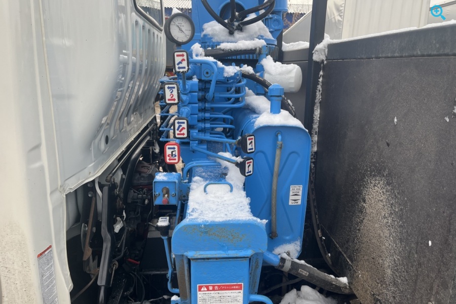 Бортовой грузовик Hino 300 (Dutro) с КМУ Tadano. 2013 года выпуска