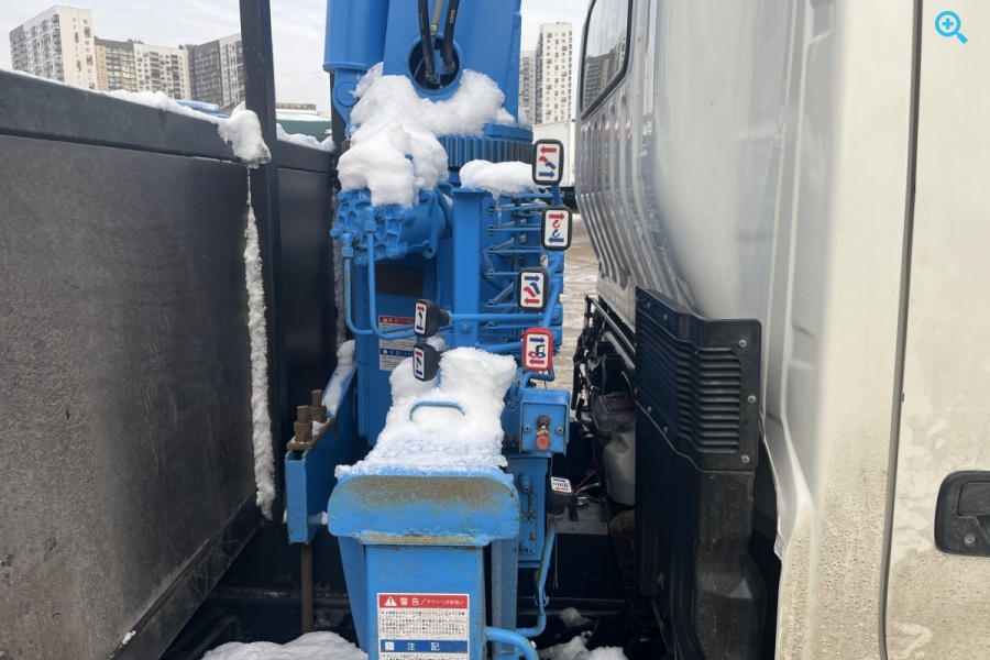 Бортовой грузовик Hino 300 (Dutro) с КМУ Tadano. 2013 года выпуска