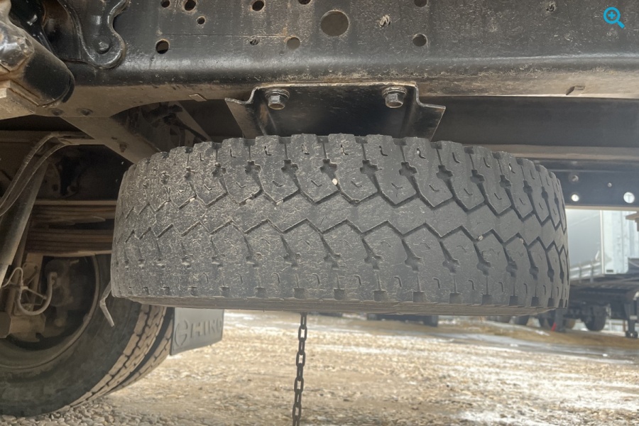 Бортовой грузовик Hino 300 (Dutro) с КМУ Tadano. 2013 года выпуска