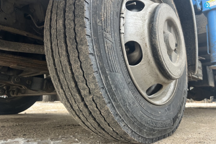 Бортовой грузовик Hino 300 (Dutro) с КМУ Tadano. 2013 года выпуска