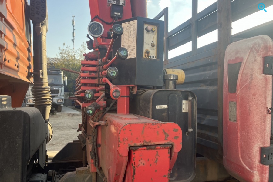 Бортовой КАМАЗ 65115 с крано-манипуляторной установкой UNIC V500