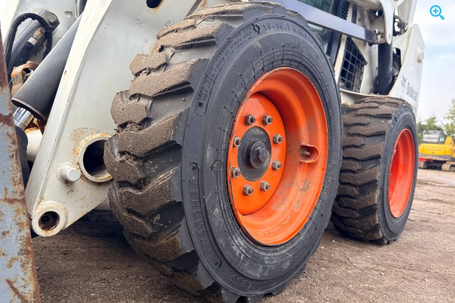 BOBCAT S570 (колёсный)
