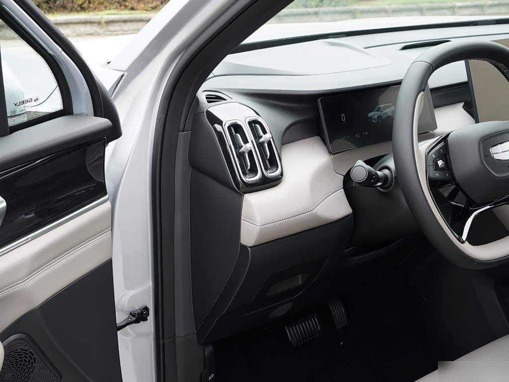 Geely Atlas 1.5TD i-HEV, фото 15