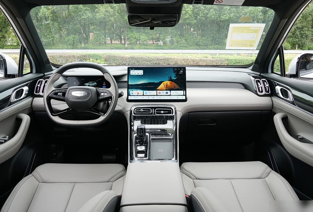 Geely Atlas 1.5TD i-HEV, фото 10