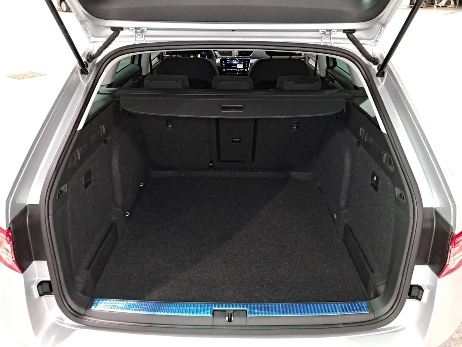 Skoda Superb 2000 TDI EVO SCR Executive Wagon DSG, фото 13