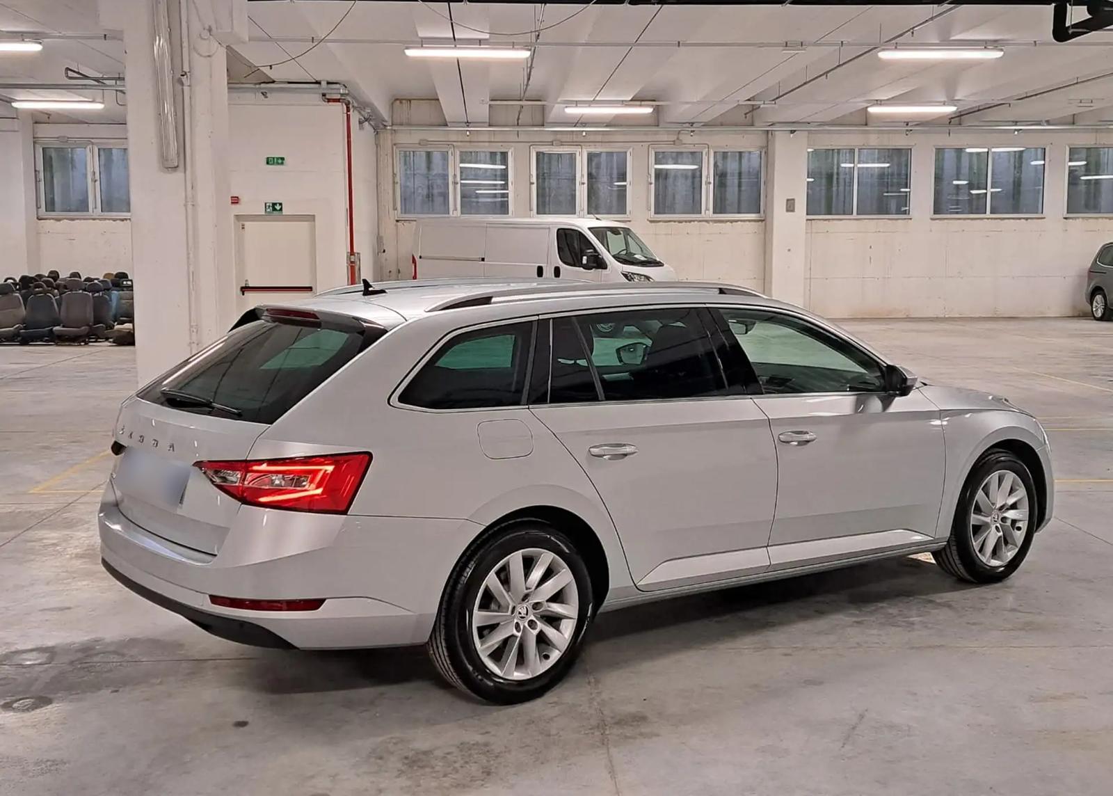 Skoda Superb 2000 TDI EVO SCR Executive Wagon DSG, фото 3