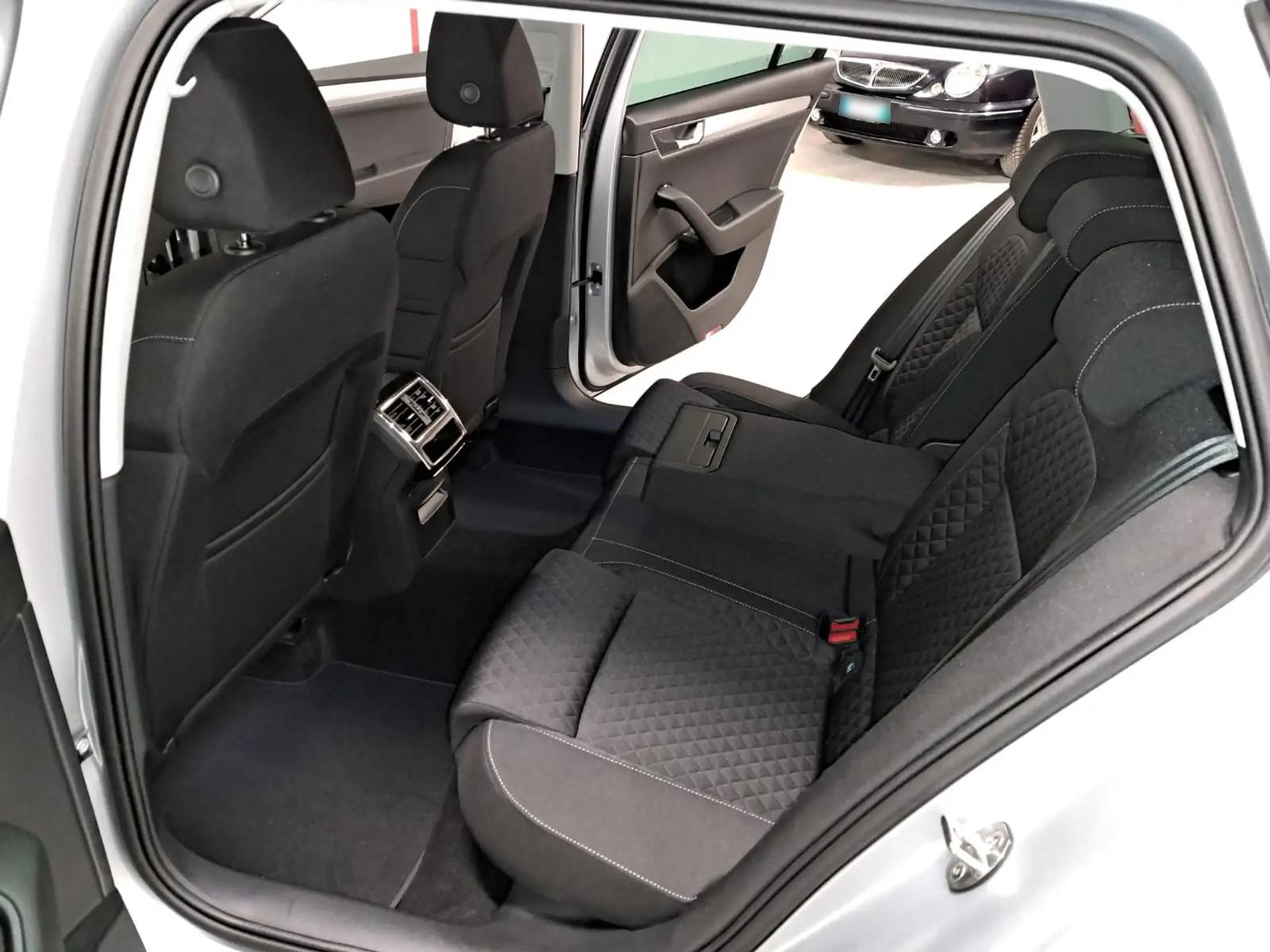 Skoda Superb 2000 TDI EVO SCR Executive Wagon DSG, фото 5