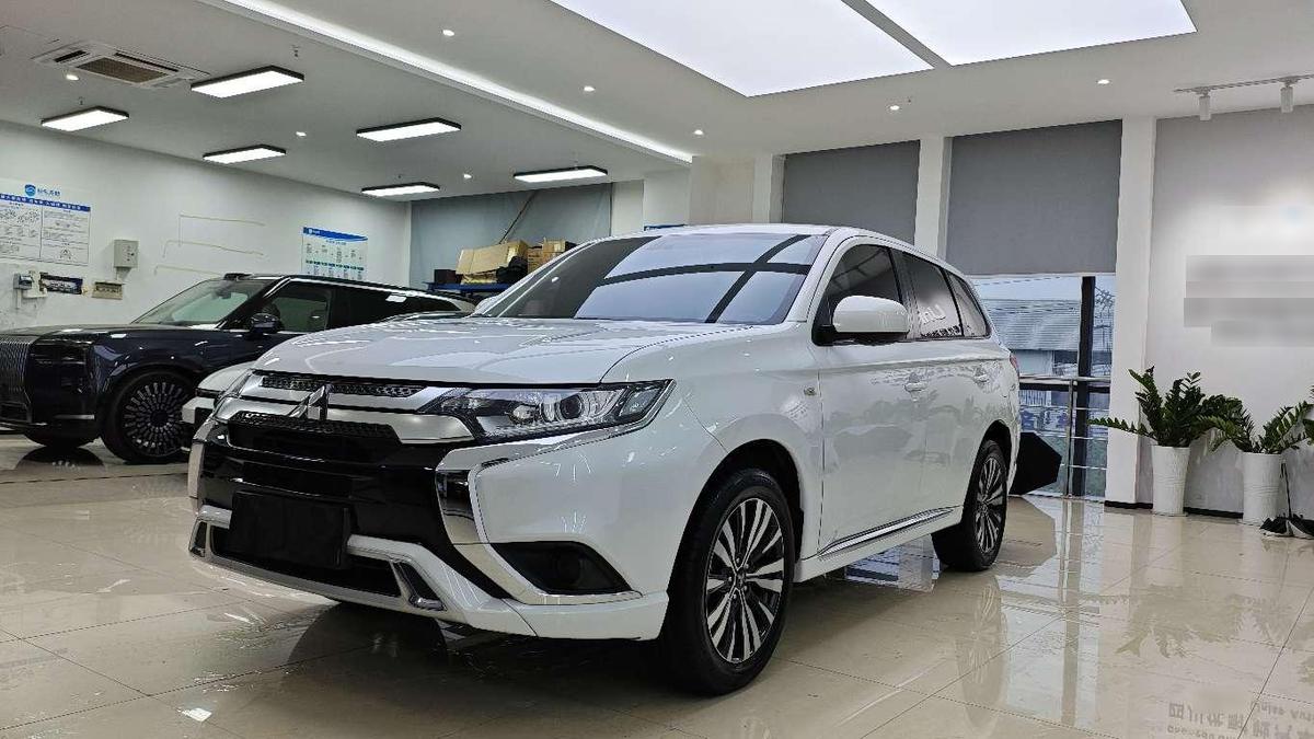 Mitsubishi Outlander 2.0L 2WD 5-seat