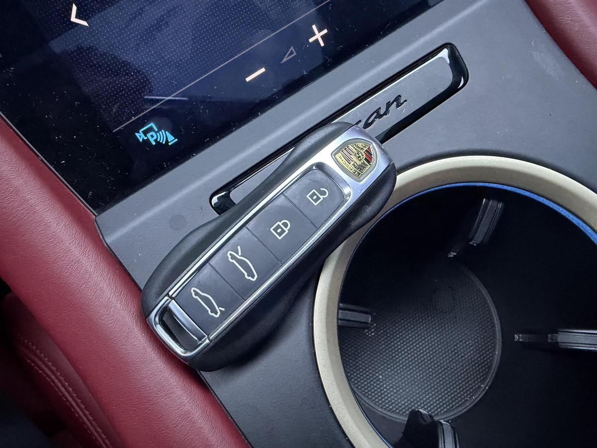 Porsche Taycan, фото 18