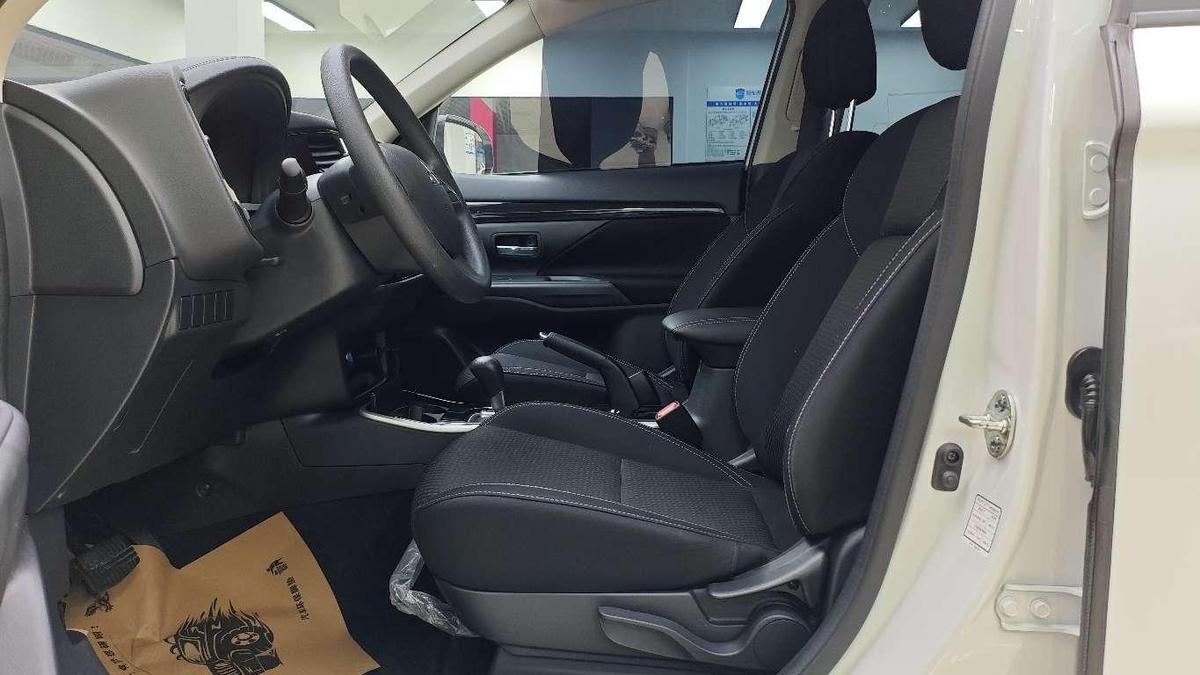 Mitsubishi Outlander 2.0L 2WD 5-seat, фото 6