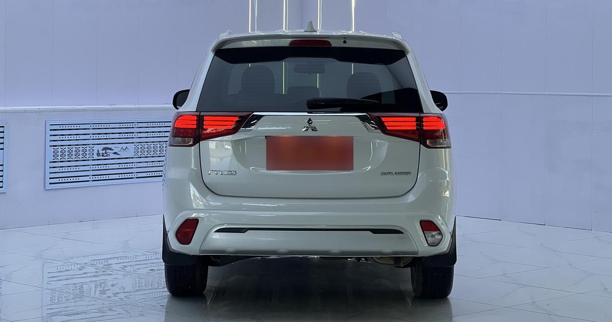 Mitsubishi Outlander 2.0L 2WD 5-seat